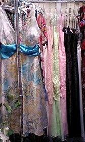 カラードレスの店内 ドレスが沢山置いてあります
