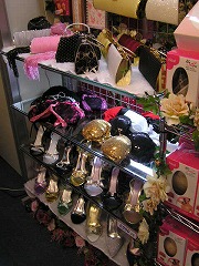 カラードレスの店内 バックや靴、ヌーブラ・・・etc